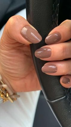 Simple Summer Nails Short Casual, Beige Ombre Nails Almond, Classy Short Oval Nails, Brown Nails Tan Skin, Dip Nail Ideas Simple, Beige Fall Nails, Summer Brown Nails, Summer To Fall Nail Color, Matte Tan Nails