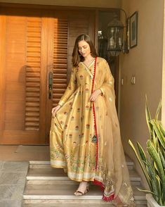 Aye Musht E Khaak, Musht E Khaak, Sana Javed, Outfit Designer, Pakistani Actors, Pakistani Formal Dresses, Ladies Day Dresses, Lace Dress Design, Bride Photoshoot