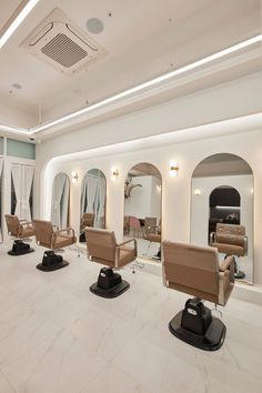 화이트톤 심플하고 모던한 디자인의 15평 강남미용실인테리어 회사 Jewelry Store Interior, Beauty Room Salon, Beauty Salon Furniture, Spa Room Decor, Hair Salon Decor