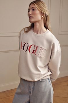 Felpa VOGUE Handcraft Edition crema con logo ricamato colorato – VOGUE Collection Italia Rose Logo, Vogue Japan, Sweatshirt Outfit, Icon Collection, Cream Roses