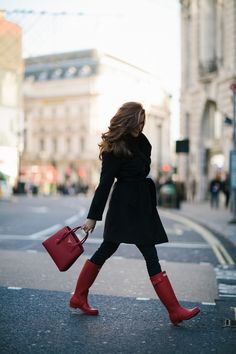 Outfit Rain, Rain Boot Outfit, Hunter Boots Outfit, Red Rain Boots, Casual Winter Coat, Rain Outfit, Red Purse