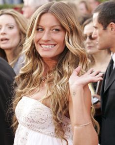 La modelo Gisele Bundchen marcó los 2000 con su melena de surfista. Las famosas y valoradas ondas que la caracterizan representan la primera época del nuevo milenio. http://www.trendenciasbelleza.com/consejos-de-belleza/la-melena-surfera-de-giselle-bundchen Hair Styles, Beauty, Hair, Long Hair Styles, Gisele Bundchen Body, Gisele Bundchen