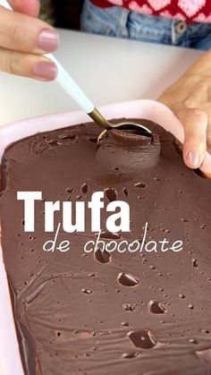 a chocolate cake with the words truffa de chocolate written on it and someone cutting into one