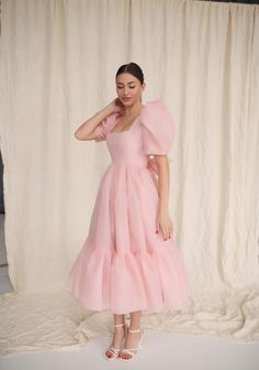 Midi wedding Organza Puffdress, comfortable and modern. The back of the dress is tied with a large bow. The model in the photo is a dress in blush color. Gaun Koktail, Puff Sleeves Dress, Midi Wedding Dress, Simple Frocks, Dress Rehearsal, Gaun Fashion, Frock For Women, Pakaian Feminin, Puff Dress