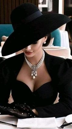 Mode Retro, Mode Glamour, Chique Outfits, Rebecca Ferguson, Outfit Chic, Ținută Casual, Looks Chic, Black Hat, 여자 패션