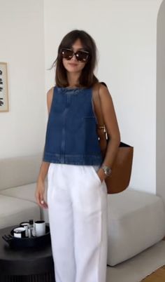 Spring Outfits Everyday, European Vintage Outfits, Classy Chic Casual Outfits, Summer Top Inspiration, Elevating Basic Outfit, Neutral Denim Outfit, California Cool Fashion, Casual Australian Outfits, Cope Hagen Style