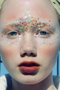 pretty editorial makeup. Love this colorful jewelry make up Fantasy Make Up, Glitter Eyebrows, Make Carnaval, Flot Makeup, Glitter Make Up, Mermaid Makeup, Festival Makeup