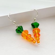 Easter Earrings Diy, Fall Beaded Jewelry, Beaded Earrings Patterns Free, Holiday Beaded Jewelry, Holiday Jewelry Ideas, Carrot Earrings, Vegetable Jewelry, Easter Basket Stuffers, Easter Jewelry