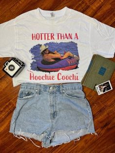 💘Hotter Than A Hoochie Coochie Crop Top Tee .:relaxed fit .:100% cotton .:made in U.S.A!! .:ships in 1-3 Days .:high quality print Model is wearing small x Country Music Outfits, Time Graphic, Fest Outfits, Alan Jackson, Graphic Crop Top, Country Concert Outfit, Vintage Crop Tops, Crop Top Tees, Top Summer