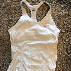 White Nike Tank With Built In Bra - Never Worn Nike Clothes, Red Nike Tech, Sport Bra Nike, Cute Tennis Outfit, Nike Fits, Sports Tank Tops, Tennis Tank Tops, Athletic Tops, Running Clothes Women