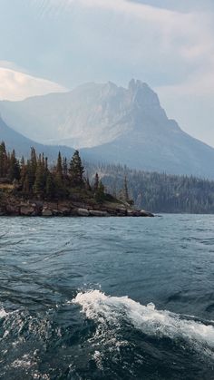 Swiftcurrent Lake Montana, Lakes And Mountains, Ocean With Mountains, Montana Mountains Aesthetic, Mountain Lake Photography, Glacier National Park Aesthetic, Mountain Lake Aesthetic, Quincy Montana, Montana Wallpaper