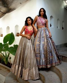 Summer Lehnga Outfits, Lehenga Designs Modern, Latest Lehanga Design For Wedding, Navratri Shrug, Dark Green Lehenga Combination, Red Lehenga Color Combos, Brocade Lehenga Designs, Crop Top Lehenga Wedding Indian Fashion, Lehnga Designs Indian Weddings Simple