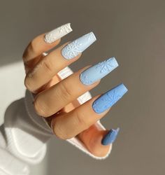 Blue Sweater Nail Designs, Snowflake Nails Coffin, Christmas Nail Acrylic, Holiday Winter Nails, Winter Nails 2023 Trends, Pink Christmas Nails, Nails Invierno, Winter Nails 2023