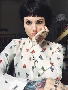 As minas também curtem camisas estampadas criativas! Moda Tomboy / Blog Bugre Moda Street Fashion, Tattoo Girls, 앞머리 스타일, Estilo Tomboy, Short Bangs, Short Haircut, Girl Short Hair, Short Girls