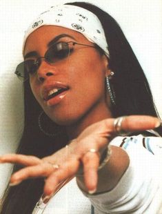 Aaliyah 90s Fashion, 90s Rnb Aesthetic, Ragazza Hip Hop, Diy Cleopatra, Aaliyah 90s, Chica Hip Hop, M&m Costume, Halloween Bats Diy