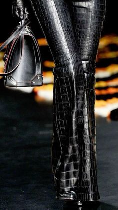 Leather Fashion Aesthetic, 2012 Club Outfit, Leather Pants Runway, Metallic Aesthetic Outfit, Club Outfits With Pants, Outfit Peda, Bella Hadid Black Outfit, Date Clothes Outfit Ideas, Summer Outfits Black Skirt