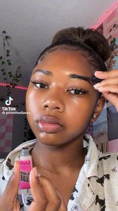 Glowy Makeup Look Brown Skin, Nude Make Up Black Woman, Natural Makeup Highlight, Makeup Only Concealer, Cute And Simple Makeup Looks For School, Subtle Makeup Black Women, Flawless Makeup Black Women, Natural Simple Makeup Look, Light Skin Natural Makeup