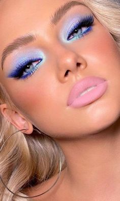 Light Blue And White Makeup Looks, Simple Rave Makeup, Blaues Make Up, Simple Colorful Eye Makeup, Unique Eye Makeup, Disco Makeup