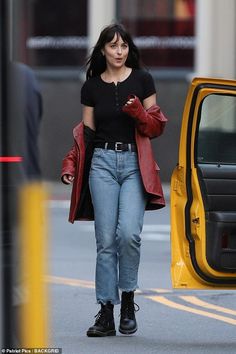 Dakota Johnson Street Style, Dakota Johnson Movies, Madame Web, Johnson Family, Leather Jacket Outfits