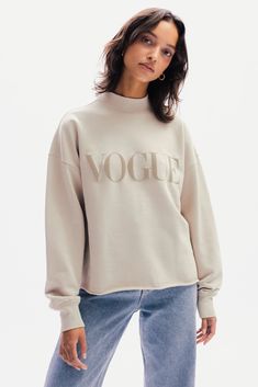 Felpa VOGUE grigia con collo alto | Collezione Dusty Pastels – VOGUE Collection Italia E Logo, Beige Sweater, Color Gris, Color Beige, Mock Neck, Graphic Sweatshirt