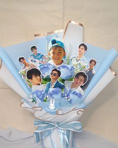 Hadiah / gift / hampers K Pop Gift Basket, K Pop Flower Bouquet, Pc Bouquet Kpop, Diy Birthday Souvenirs Ideas, Kpop Photocard Bouquet, Kpop Christmas Gift Ideas, Bts Bouquet Ideas, Photo Card Bouquet Kpop, Kpop Bouquet Ideas