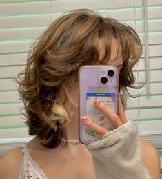 Short Layered Curled Hair, Medium Layered Hair Bangs, Short Hair With Bangs Blonde Highlights, Curled Hair Shoulder Length, Lesbian Hair Color, Dyed Brown Hair Ideas, Light Brown Short Hair With Highlights, Short Light Brown Hair, Lesbian Hair