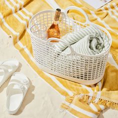 Beach bags can be so...predictable. Pull a Ken and beach in style with one of these eight totes that merge practicality and good looks. Kitchen Rags, Recycled Tote, Plastic Basket, Basket Tote, Fridge Organization, Cooking Salmon, Zipper Tote Bag, Zippered Tote, Oh Yeah