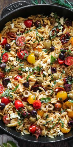 Greek Orzo with Tomatoes, Olives, Basil, and Feta - in a cast iron skillet. Pasta Salad With Tomatoes, Salad With Olives, Mediterranean Recipes Healthy, Greek Orzo, Salad With Tomatoes, Mediterranean Diet Recipes Dinners, Orzo Recipes, Easy Mediterranean Diet Recipes, Greek Dishes