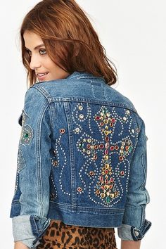 . Upcycling, Diy Denim Jacket, Embellished Denim Jacket, Hand Painted Denim Jacket, Embellished Clothing, Blue Jeans Crafts, Boho Denim, Painted Denim Jacket, Denim Ideas