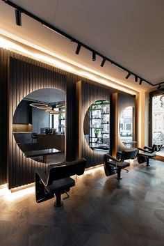 Salon Ring Light Station, Salon Studio Interior Design, Moody Barber Shop, Black Salon Stations, Moody Salon Design, Black White And Gold Salon Suite, Salon Lobby Decor, Modern Hair Salon Design