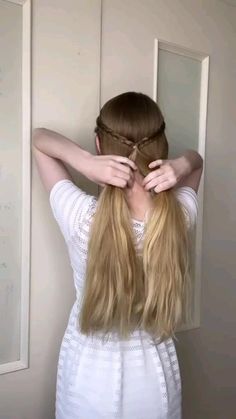 Hair Styles For Staying At Home, Vintage Housewife Hairstyles, Tango Dance Hairstyle, Hairdos For Frizzy Hair, Long Hair Shinion, Cool Hairstyles For Long Hair Unique, Updos For Super Long Hair, Secure Bun For Long Hair, Hairstyles For Beginners Step By Step