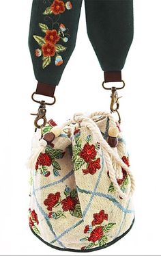 Bohemian Dresses, Hippie Clothes, Fabric Wool, Embroidery Bags, Floral Bags, Embroidery Floral, Embroidered Bag, Pretty Bags