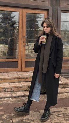 Styling Long Coats, Normcore Winter Outfit, Pnw Gothic Outfits, Bookcore Style, Winter Outfits Gen Z, Spain Outfit Winter, Kaban Outfit, Spain Winter Fashion, Winter Market Outfit