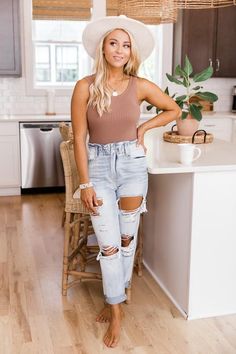 Trendy Mom Outfits, Fest Outfits, Summer Outfits For Moms, Distressed Mom Jeans, Trendy Mom, Outfit Jeans, Mom Outfits, Spring Summer Outfits, Mode Outfits