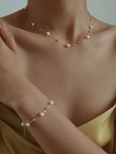 String Of Pearls Wedding Necklace, Necklace With One Pearl, Pearls Jewelry Aesthetic, Elegant Classy Jewelry, Pearl Jewelry For Wedding, Elegant Jewellery Classy, Aesthetic Simple Jewelry, Pearl Y Necklace, Gold Chain With Pearls