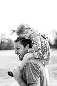 Family Of Three Poses, Father Daughter Poses, Toddler Family Photos, Father Daughter Pictures, Father Daughter Photos, Daughter Photo Ideas, Daughter Photoshoot, Father Daughter Photography, Cute Family Photos