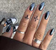 Black Nails With White Chrome, Black Chrome Almond Nails, Short Black Chrome Nails, Black Chrome Acrylic Nails, Black With Chrome Nails, Black Chrome Nails Almond, Short Nails Styles, Black Crome Nails, Black Nails Chrome