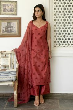 Long Kurta Designs, Kurta Set With Dupatta, Stylish Kurtis Design, Red Kurta, Fest Outfits, Simple Kurta Designs, Desi Fashion Casual, Simple Kurti Designs, Kurti Designs Latest