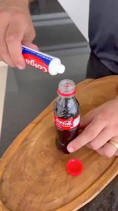 Toothpaste +Coca-Cola +Cleaners +baking Soda+water Cleaning Pans, Pasta Gigi, Shoelace Patterns, Baking Soda Water, Diy Crafts Life Hacks, Easy Cleaning Hacks, Diy Cleaning Solution, Homemade Cleaning Solutions, Diy Cleaning Hacks