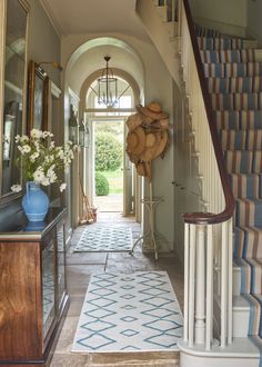 Blue Rhombus Runner Rug Simple Blinds, Modern Georgian, Norfolk House, Georgian Interiors, Edwardian House, Beach House Style, Georgian Homes, Unique Vases, Hallway Ideas