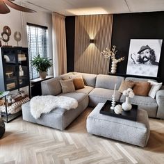 Woodupp wooden panels Grey black livingroom couch sofa Grey And Brown Living Room, Tan Living Room, Black And White Living Room, Living Room Decor Gray, Beige Living Rooms, Apartment Living Room Design, Black Living Room, Cosy Living Room, Decoracion Living