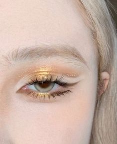 Ethereal Make Up Look, Fun Grunge Makeup, Makeup Inspo Eyeshadow, Light Pink And Gold Makeup Looks, Fun Makeup Ideas Hooded Eyes, Pale Yellow Makeup, Large Eye Makeup, Rhinestone Cat Eye Makeup, Prom Makeup Graphic Liner