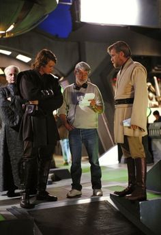 George Lucas, Ewan McGregor and Hayden Christensen BTS Star Wars: Episode III - Revenge of the Sith Star Wars Bloopers, Ian Mcdiarmid, Tall Friends, Star Wars Meme, Photos Rares, Smol Bean, Revenge Of The Sith, Star Wars Cast, High Ground