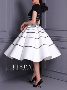 Fisdy - Refined Midi Dress with Square Neckline and Subtle Striped Design Dress With Square Neckline, Chique Outfits, Elegante Casual, Classy Dress Outfits, Black And White Dress, Elegant Dresses For Women, Striped Midi Dress, Modest Fashion Outfits, Moda Vintage