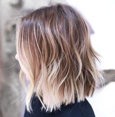 Choppy Bob With Blonde Balayage Blonde Balayage Fine Hair, Shoulder Length Balayage Blonde, Blonde Balayage Long Bob, Bob Panjang, Razored Haircuts, Trendy We Fryzurach, Long Layered Bob, Shaggy Haircuts