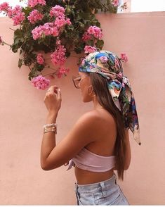 Hair Scarf Styles, Photographie Portrait Inspiration, Head Scarf Styles, Bandana Hairstyles, Pink Wall, Modieuze Outfits, Instagram S, Foto Pose, Foto Inspiration