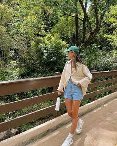 Cool Girl Outfits Spring, Trending Outfits 2024 Summer, Casual Tennessee Outfits, Flower Picking Outfit Spring, Ferry Outfit Summer, Spring La Outfits, Weekend Outfit Ideas For Women, Outfits For Tulip Field, Travel Fits Summer