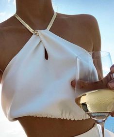 Chic WhiteTop Satin material. Strech waist top Gold chain Included chain necklace feature. Clasp opening at back with adjustable chain links. Hm Outfits, Backless Halter Top, Halter Neck Crop Top, Backless Crop Top, Chain Top, Mode Ootd, Backless Design, Glass Of Wine