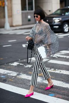 Pink Shoes Street Style, Pink Flats Outfit, Pink Shoes Outfit, Printemps Street Style, Sparkle Fashion, Street Mode, Crossing The Street, High Fashion Trends, Inspiring Outfits