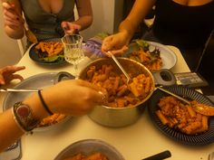 Eating Out Aesthetic, Apartment Dinner Party, Friends Travel Aesthetic, Cooking With Friends, Aesthetic Cooking, Friends Travel, Travel Aesthetic, Dream Life, Dinner Party